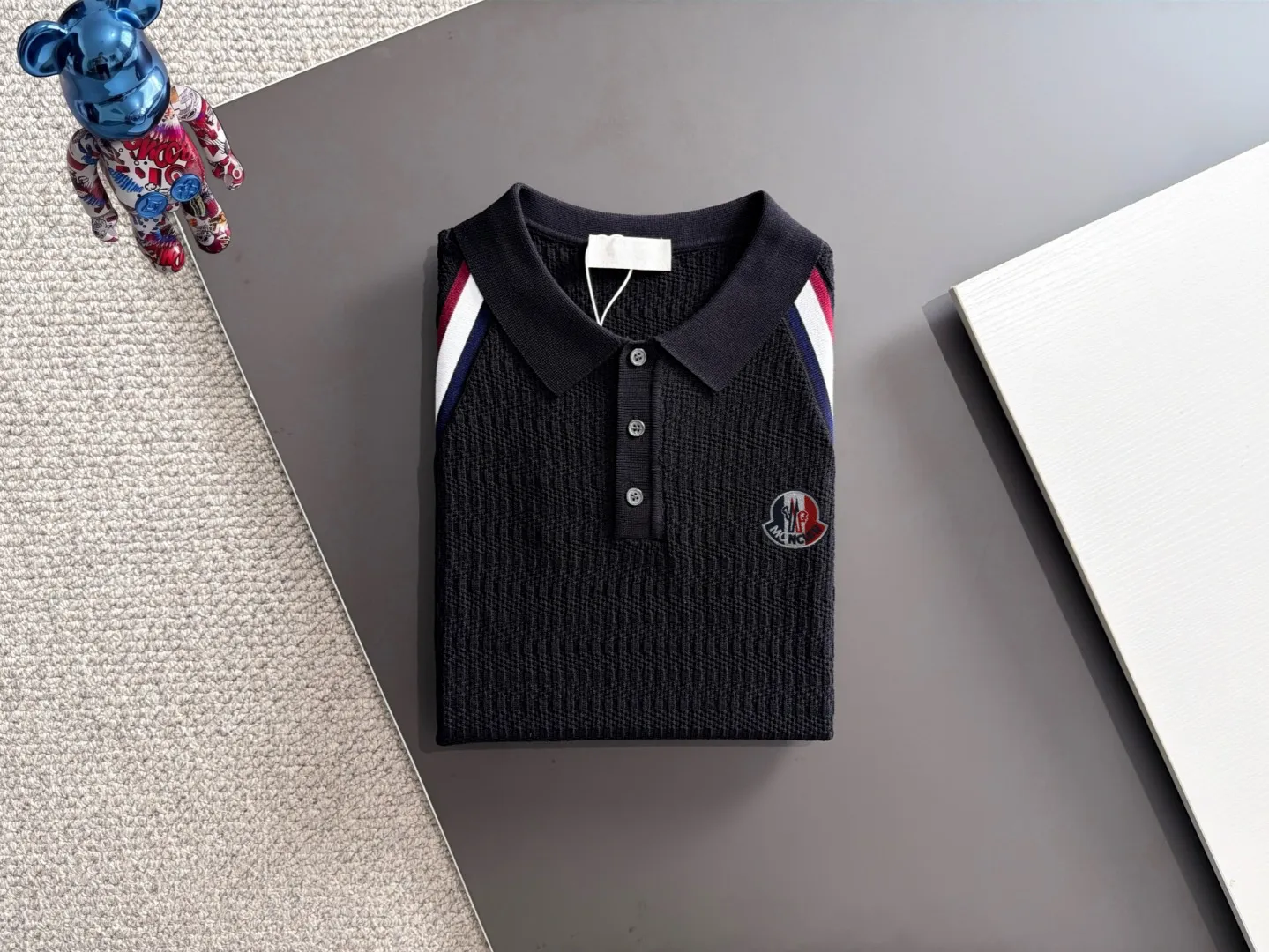 Next day delivery P165 High Quality Mouth Covered 2026 Summer New Arrival Men's Short Sleeve T-shirt Made of combed cotton yarn knitted cotton fabric, pure cotton high weight special yarn, it feels full of weight when weighed, and the upper body is more textured than ordinary T-shirts. This texture can cope with the weather easily and is suitable for both hot and cold! The pattern on the chest adopts three-dimensional embroidery technology, and is perfectly produced stitch by stitch with reference to the original version! Loose fit design, looks noble. Size: M to XXXL